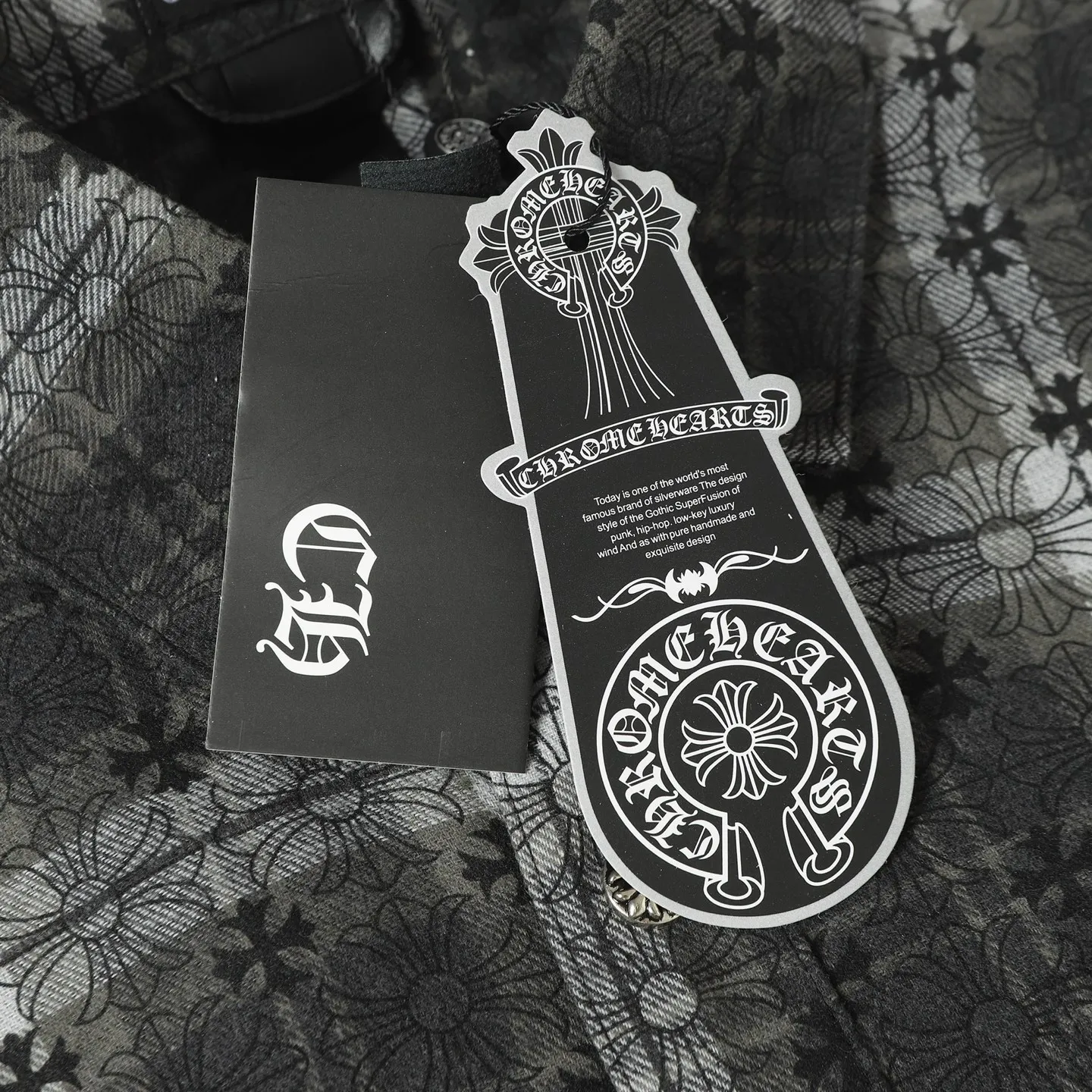 🅿️330 CH Crow Heart Leather Label Metal Checkered Shirt Jacket. Original Crow family's unique identity embellished with silver buckle cross leather stamp, custom-dyed dark pattern brand fabric, high-quality checkered pattern tailoring, cross leather badge splicing on the sleeves, one-sided patch pocket design on the chest, custom-made high-quality lettering hardware accessories, distressed retro silver buckles, three-dimensional version. The upper body is sassy and handsome. Natural high-street style. Needless to say, the upper body effect is natural. It is at the forefront of the trend. Its vibrant design and versatile attributes can surprise you no matter how you match it! Size: S-XL